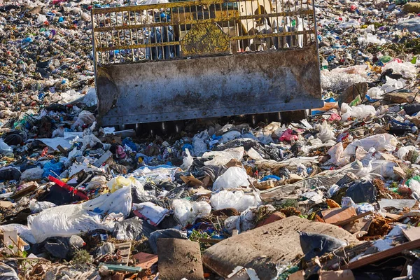 Heavy Machinery Shredding Garbage Open Air Landfill Waste — Stock fotografie