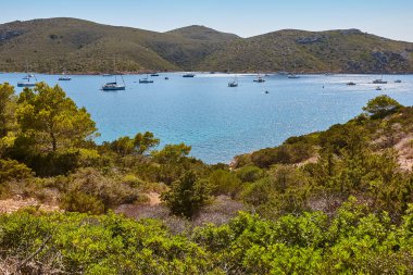 Cabrera adası kıyı şeridindeki turkuaz sular. Balear adaları. İspanya
