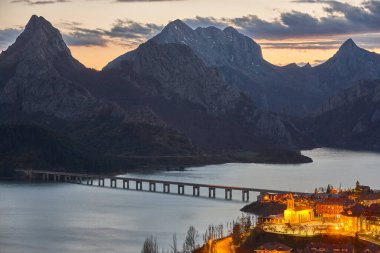İspanya 'daki resimli dağ ve rezervuar manzarası. Riano. Castilla Leon