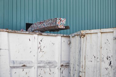 Geri dönüştürülmüş ve paketlenmiş atık. Sürdürülebilir endüstri. İmha materyali