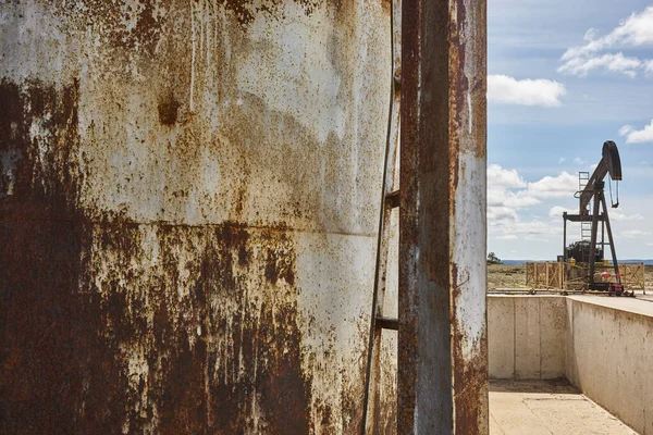 Rusty Ropný Čerpadlo Pump Jack Ayoluengo Burgos Španělsko — Stock fotografie