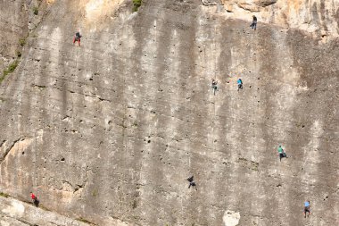 Granit duvara tırmananlar. Olağanüstü bir spor. Açık havada dağ aktivitesi