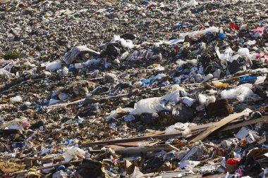 Açık hava çöplüğü. Plastik kirliliği. Çöpleri geri dönüştürüyorum. Tüketim