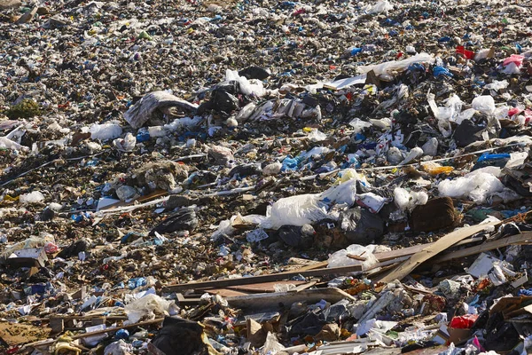 Açık hava çöplüğü. Plastik kirliliği. Çöpleri geri dönüştürüyorum. Tüketim