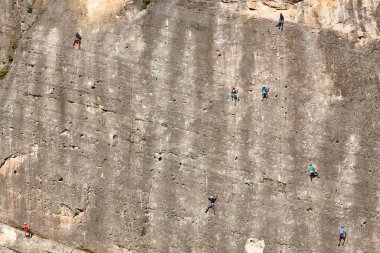 Granit duvara tırmananlar. Olağanüstü bir spor. Açık havada dağ aktivitesi