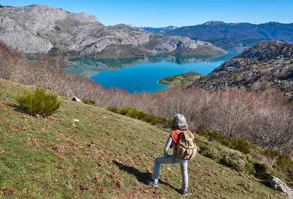 Pintoresco Embalse Paisaje Montaña Riano Caminantes España — Foto de Stock