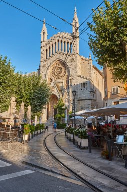 Mallorca adasındaki resim gibi bir köy. Tren ve katedral. Balear Adaları