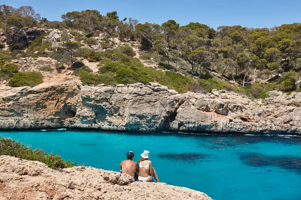 Summer Spain Couple Enjoying Mediterranean Turquoise Water Mallorca — Stock Photo, Image