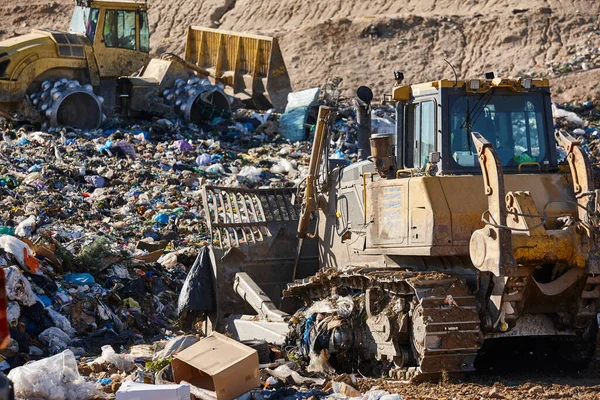 重型机械在露天垃圾填埋场中粉碎垃圾 — 图库照片