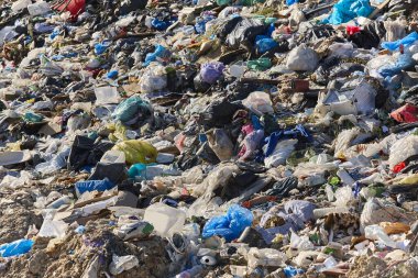 Açık hava çöplüğü. Plastik kirliliği. Çöpleri geri dönüştürüyorum. Tüketim