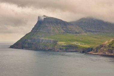 Faroe adaları helikopterden izlenen dramatik kıyı şeridi. Gasaladur Köyü