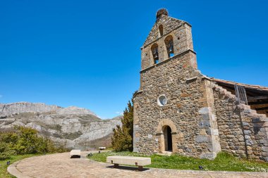 Nuestra Senyora 'nın antik kilisesini yeniden inşa ediyoruz. Riano, İspanya  