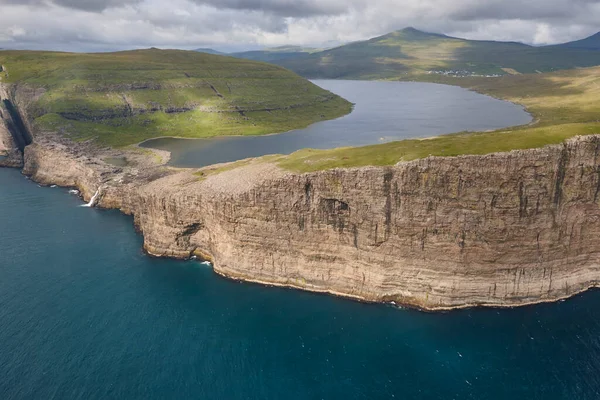 Färöarnas Dramatiska Kustlinje Vagar Från Helikopter Sjön Leitisvatn — Stockfoto