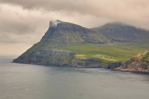 Faroe Adaları Helikopterden Izlenen Dramatik Kıyı Şeridi Gasaladur Köyü — Stok fotoğraf