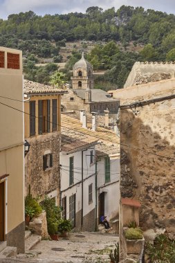 Bunyola, Mallorca 'daki geleneksel taş sokak ve kilise. Balear Adaları