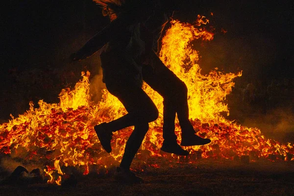 Fête Solstice Été Sautant Dans Feu Brûler Des Flammes Danger — Photo