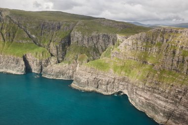 Faroe adaları helikopterden izlenen dramatik kıyı şeridi. Vagar alanı