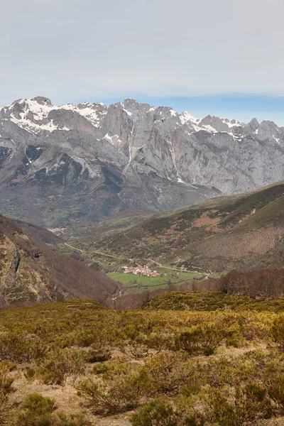 Green Valley Mountain Landscape Santa Maria Valdeon Castilla Leon Spain — Foto de Stock