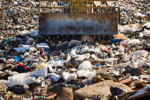 Heavy Machinery Shredding Garbage Open Air Landfill Waste — Stock Photo, Image