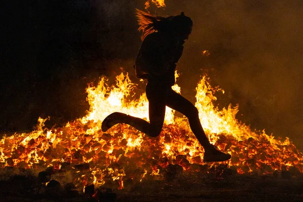 Przesilenie Letnie Uroczystości Skoki Ognia Płonący Ogień Niebezpieczeństwo — Zdjęcie stockowe