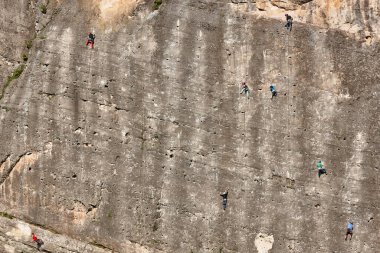 Granit duvara tırmananlar. Olağanüstü bir spor. Açık havada dağ aktivitesi