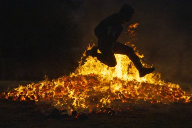 Yaz Gündönümü kutlama ateşe atlama. Yanan alevler. Tehlike