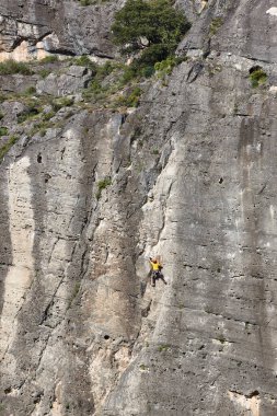 Granit duvara tırmanan biri. Olağanüstü bir spor. Açık havada dağ aktivitesi