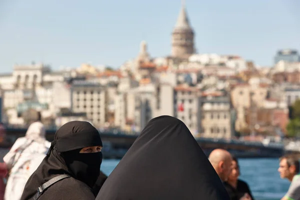 Muslim Women Hijab Galata Tower Istambul City Turkey — Stockfoto