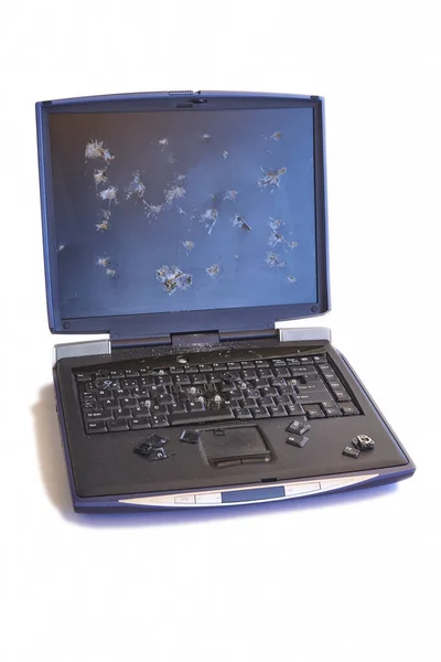 Σπασμένη Οθόνη Και Πληκτρολόγιο Laptop Απομονώνονται Λευκό Κατεστραμμένη Συσκευή — Φωτογραφία Αρχείου