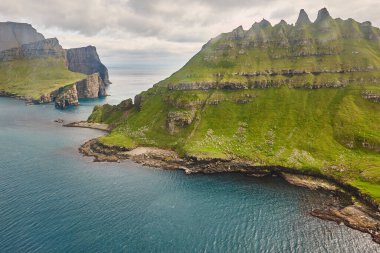 Faroe adaları helikopterden izlenen dramatik kıyı şeridi. Vagar alanı