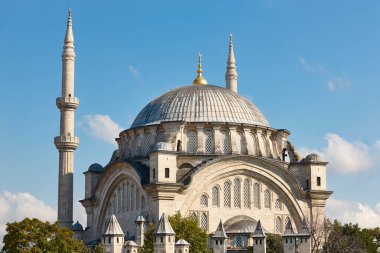 İstanbul şehir merkezindeki Nuruosmaniye Camii. Tapma tapınağı. Türkiye