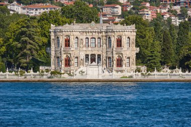 İstanbul yakınlarındaki Bosforus Boğazı ve Kucuksu Sarayı köşkü. Türkiye
