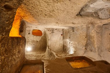 Kaymakli 'nin yeraltı köyünde aydınlık bir oda. Kapadokya, Türkiye