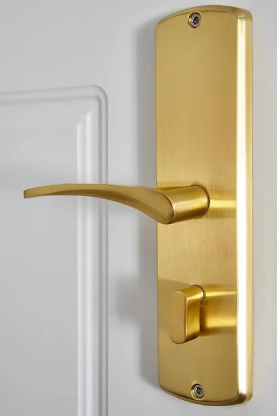 Tahta Beyaz Bir Kapının Üzerinde Altın Metalik Kapı Tokmağı Dekorasyonu — Stok fotoğraf