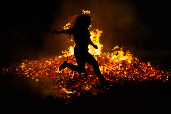 Celebração Solstício Verão Saltando Para Fogo Queimando Chamas Perigo — Fotografia de Stock