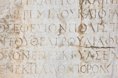 Antik Yunan yazı mermeri oyması. Efes kazı alanı. Türkiye