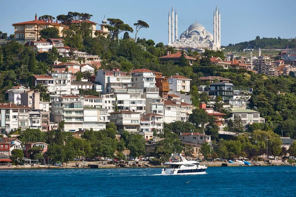 Waterfront Residential Houses Mosque Bosphorus Strait Istanbul Turkey — Stock Photo, Image