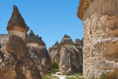 Pasabag Vadisi 'nde resimli kaya oluşumları. Türkiye 'de jeolojik dönüm noktası