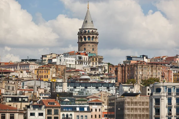Istambul şehir merkezindeki Galata kulesi. Türkiye 'de ünlü bir yer
