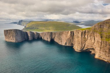 Faroe Adaları helikopterden Vagar 'daki dramatik kıyı şeridi. Leitisvatn Gölü