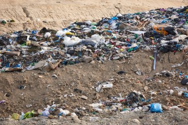 Açık hava çöplüğü. Plastik kirliliği. Çöpleri geri dönüştürüyorum. Tüketim