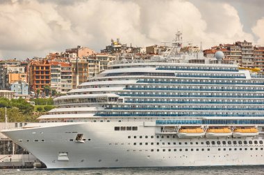 Boğaz boğazı ve İstanbul 'da büyük bir gemi yolculuğu. Türk turizmi