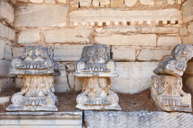 Ephesus arkeolojik alanında korint başkentleri. Türkiye 'nin tarihi merkezi