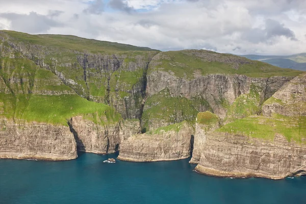 Färöarnas Dramatiska Kustlinje Sedd Från Helikopter Vagnområde — Stockfoto