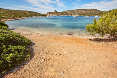 Cabrera adası kıyı şeridindeki turkuaz sular. Balear adaları. İspanya