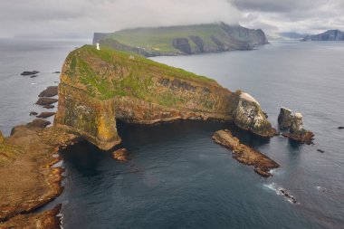 Helikopterden Faroe adalarındaki deniz fenerleri ve uçurumlar. Danimarka