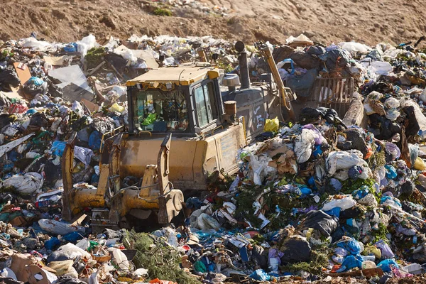 Heavy Machinery Shredding Garbage Open Air Landfill Waste — Stockfoto