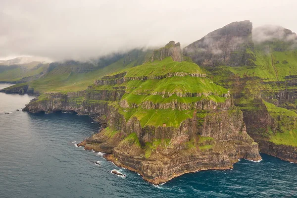 Dramatické Pobřeží Útesy Faerských Ostrovech Jsou Zatažené Den Vrtulník — Stock fotografie