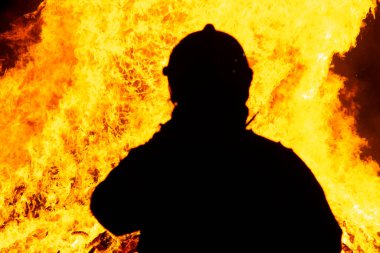 İtfaiyeciler yangını söndürüyor. Kaza ve felaket. Koruma