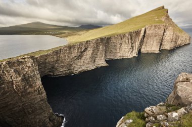Vagar 'daki dramatik Atlantik kayalık kıyı şeridi kayalıkları manzarası. Faroe Adaları